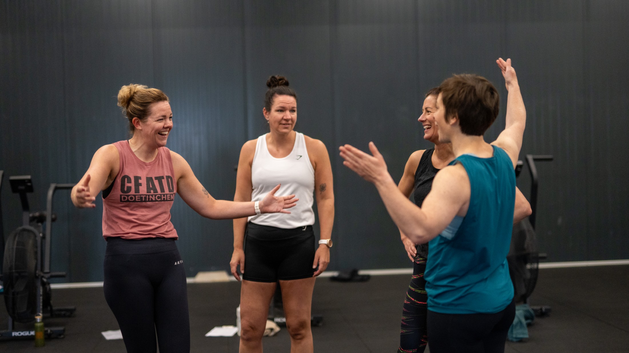 Leden lachen samen tijdens een training bij APEX Training