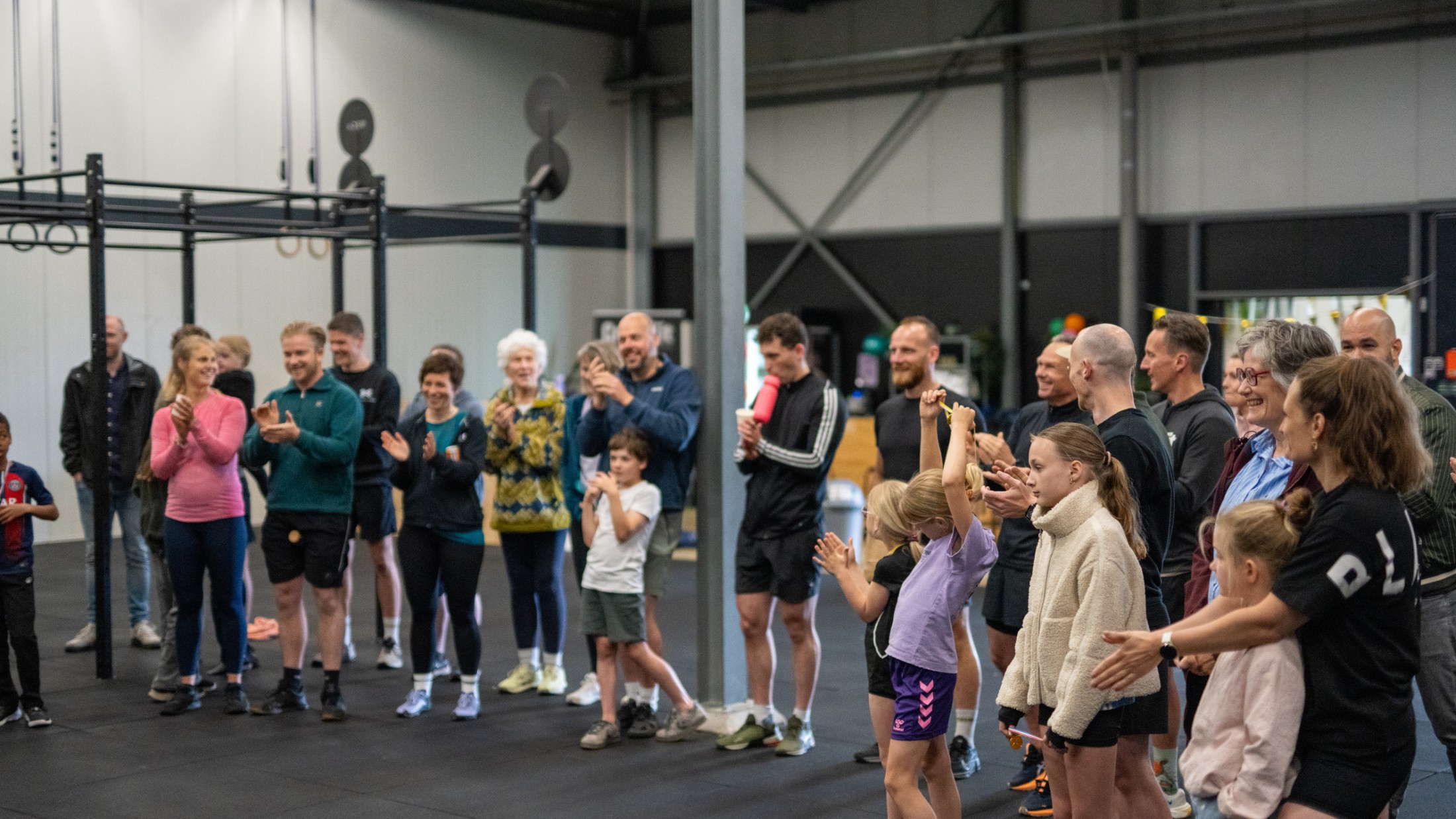 Groep kijkt mee en moedigt aan
