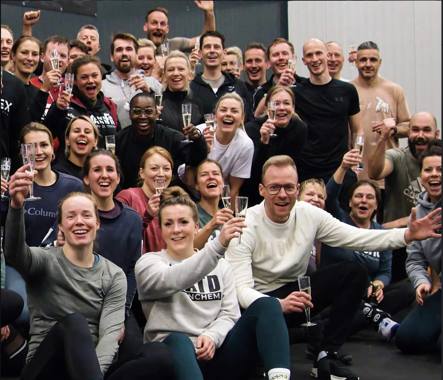 Leden juichen samen na een training