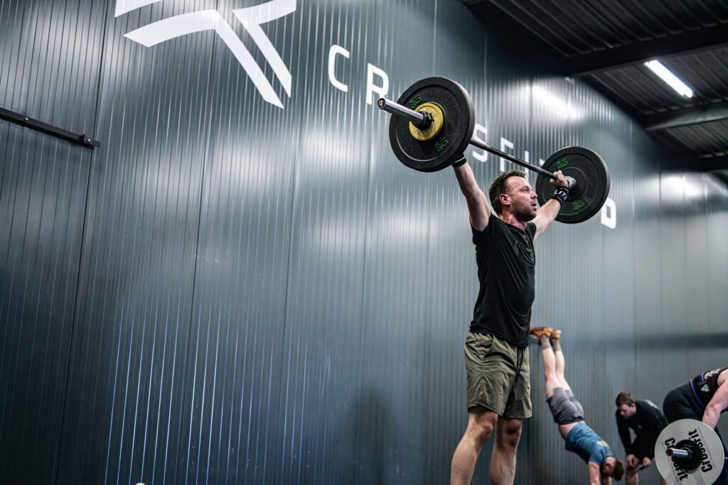 Lid voert een snatch uit bij CrossFit