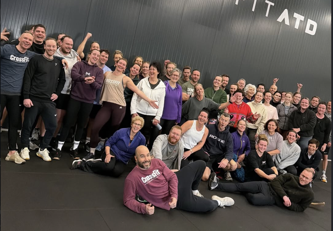 Grote groepsfoto van leden bij APEX Training